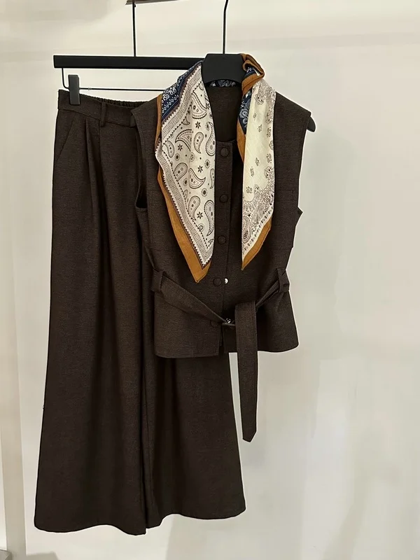 Elegant Floral Silk Scarf Waist-Cinching Vest Straight Leg Pants Women's Trendy Two-Piece Set Casual Style Midweight Autumn Wear
Elegant Floral Silk Scarf Waist-Cinching Vest Straight Leg Pants Women's Trendy Two-Piece Set Casual Style Midweight Autumn Wear