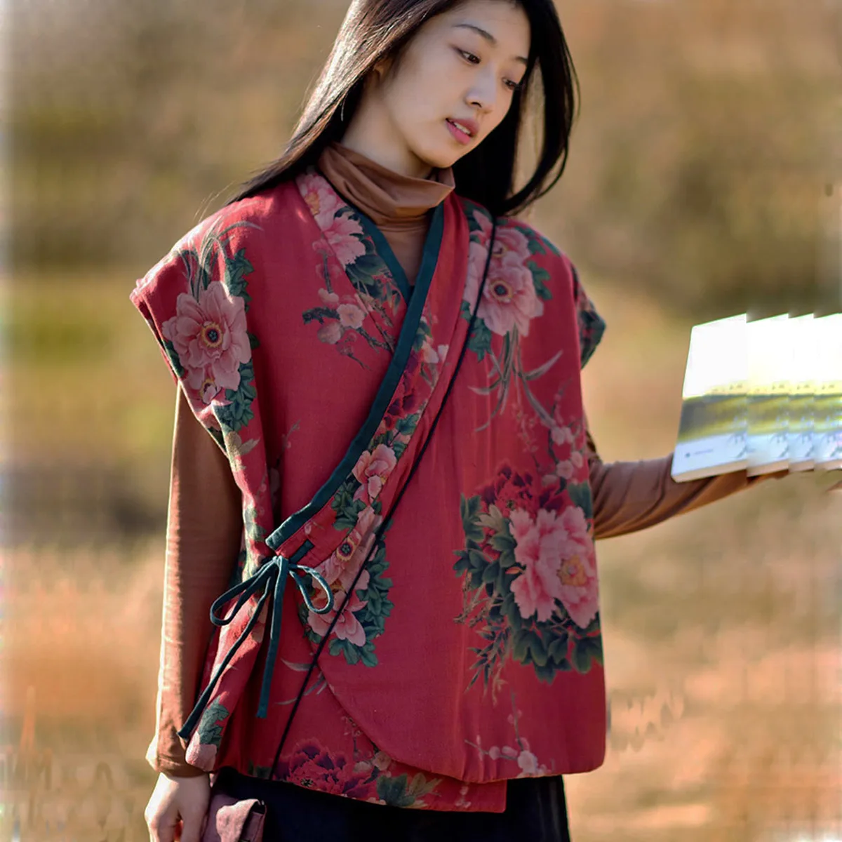 Autumn Vintage Lace-up Hanfu Lightweight Waistcoat Short Vest Print Loose Nostalgic Women Cotton Padded Gilet Sleeveless Outwear
Autumn Vintage Lace-up Hanfu Lightweight Waistcoat Short Vest Print Loose Nostalgic Women Cotton Padded Gilet Sleeveless Outwear