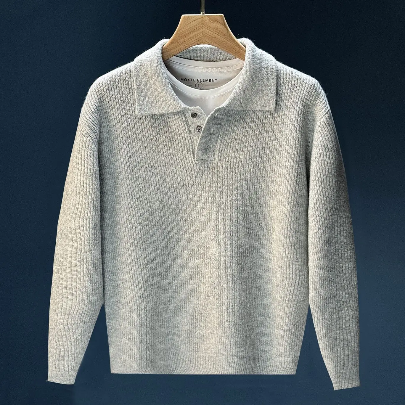 Повседневный японский вязаный свитер для мужчин с отложным воротником, однотонный, с тонкими полосками, универсальный, удобный, зимний, модный.
Повседневный японский вязаный свитер для мужчин с отложным воротником, однотонный, с тонкими полосками, универсальный, удобный, зимний, модный.