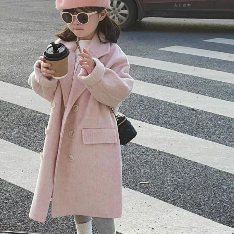Двустороннее шерстяное пальто для девочек в корейском стиле, осень-зима 2022, детская верхняя одежда средней длины с розовым воротником вишневого цвета
Двустороннее шерстяное пальто для девочек в корейском стиле, осень-зима 2022, детская верхняя одежда средней длины с розовым воротником вишневого цвета