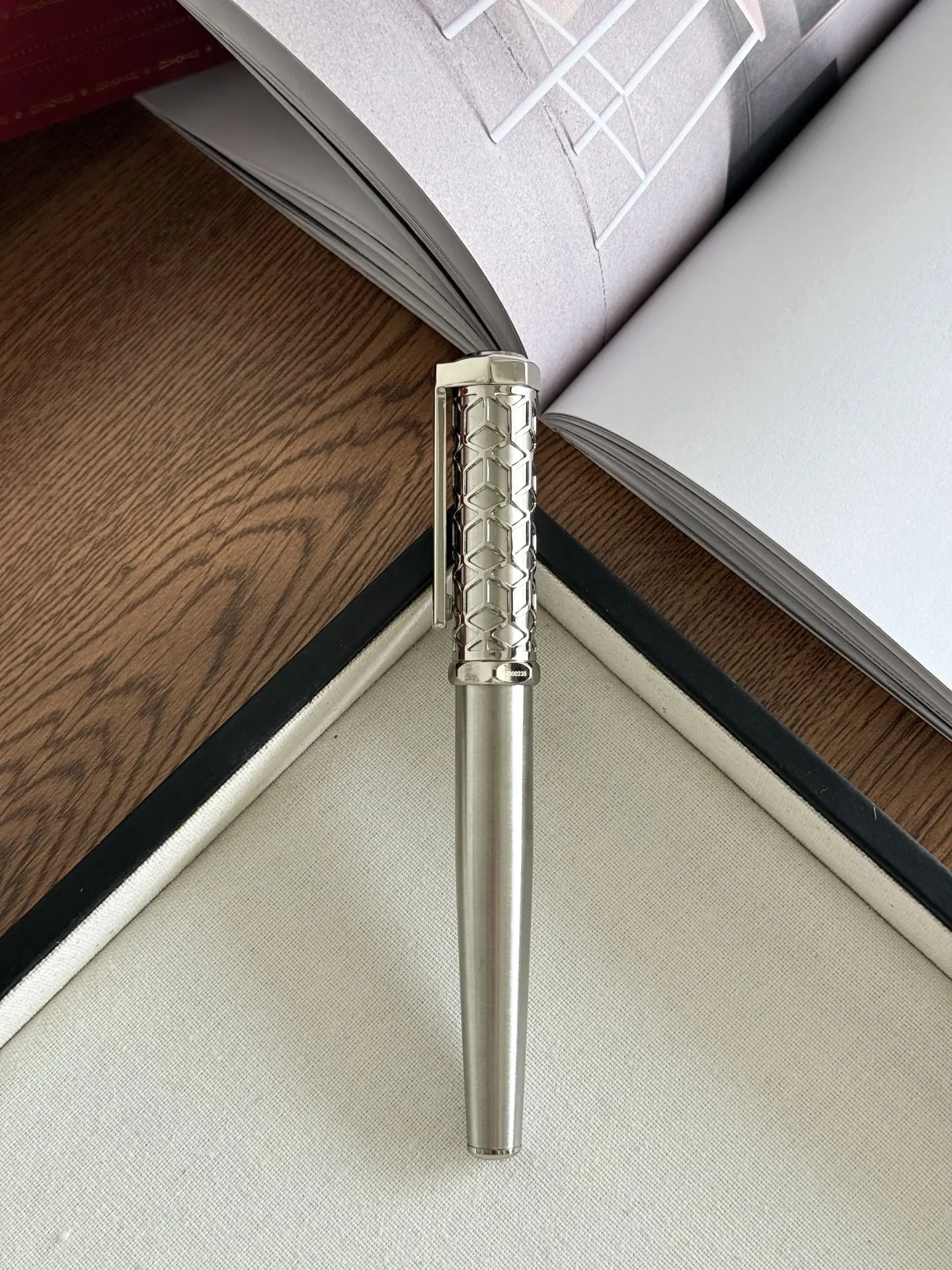 2026 Geometric Mesh Cold Silver Metal Ballpoint Pen Luxury Smooth Signature Pen Business Office Writing Gift Pen
2026 Geometric Mesh Cold Silver Metal Ballpoint Pen Luxury Smooth Signature Pen Business Office Writing Gift Pen