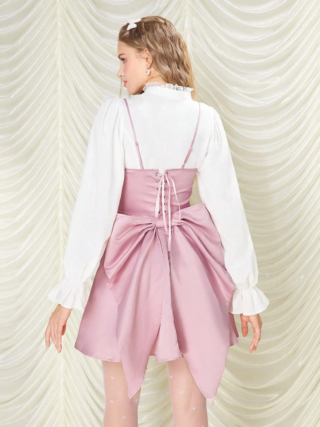 Женское розовое атласное платье-корсет без спинки с бантом и рукавами с рюшами
Женское розовое атласное платье-корсет без спинки с бантом и рукавами с рюшами