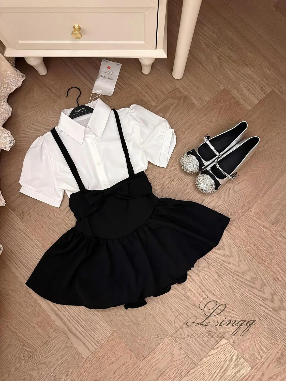 Cute Korean Fashion 2 Piece Set Women Black White Polo Collar Puff Sleeve Top Bow High Waist Ruffle Suspender Skirt Daily Wear
Cute Korean Fashion 2 Piece Set Women Black White Polo Collar Puff Sleeve Top Bow High Waist Ruffle Suspender Skirt Daily Wear