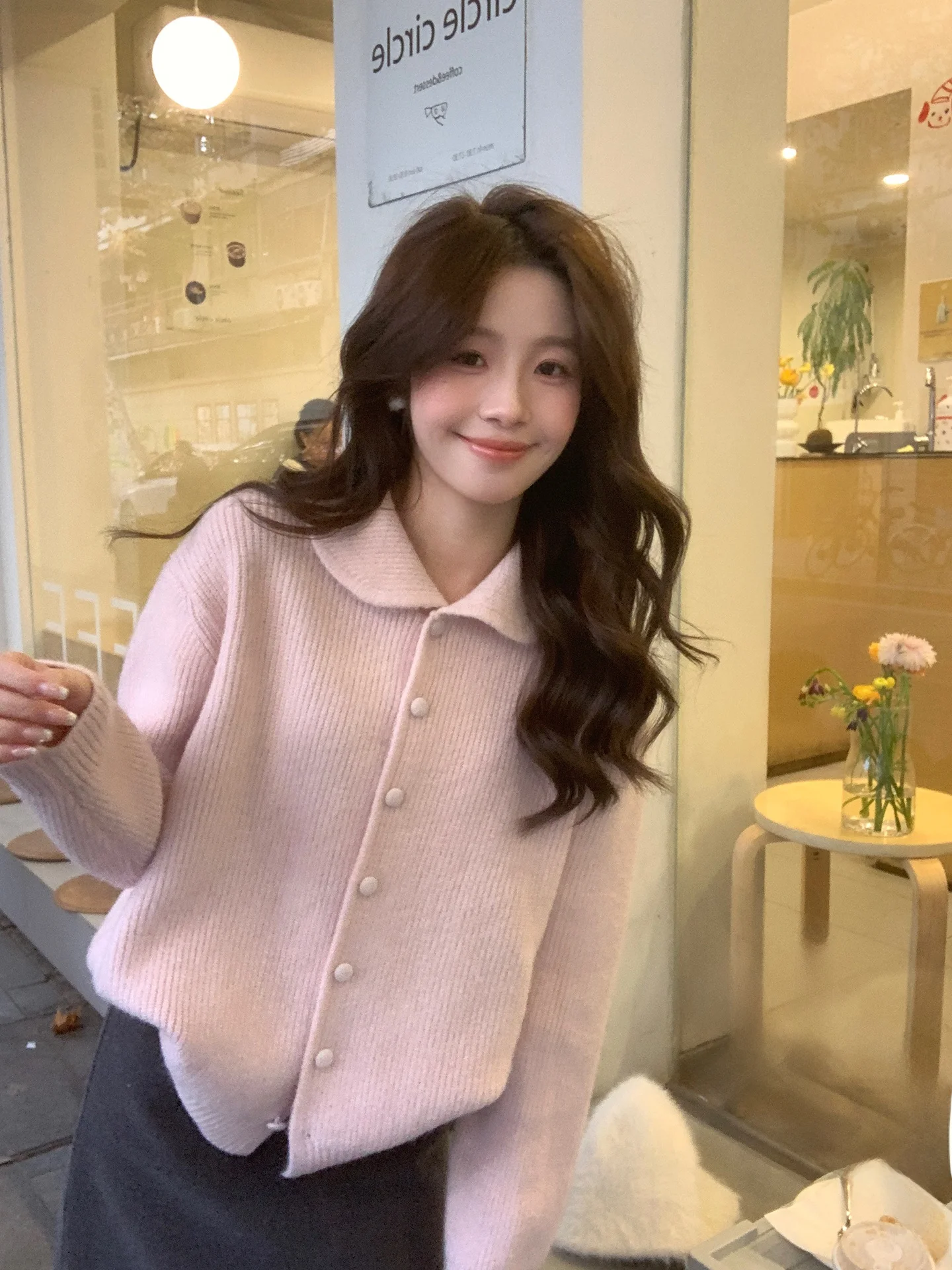 Мягкий уютный корейский свитер на осень-зиму с цветочной вышивкой, повседневный вязаный свитер с отложным воротником для женщин, для прогулок и путешествий
Мягкий уютный корейский свитер на осень-зиму с цветочной вышивкой, повседневный вязаный свитер с отложным воротником для женщин, для прогулок и путешествий