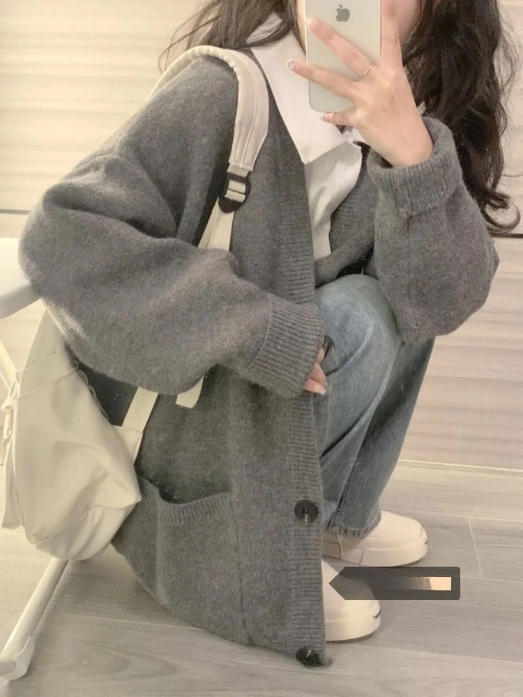 Ladies' Lazy Style V-Neck Knitted Sweater Coat Spring New Loose Fit Korean High-End Feeling Soft Polyester Fiber Outerwear
Ladies' Lazy Style V-Neck Knitted Sweater Coat Spring New Loose Fit Korean High-End Feeling Soft Polyester Fiber Outerwear