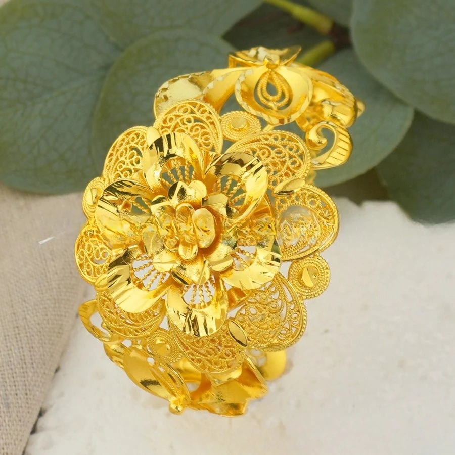 9999 gold exquisitely designed exaggerated flower bracelet for women in the Middle East and Dubai.
9999 gold exquisitely designed exaggerated flower bracelet for women in the Middle East and Dubai.