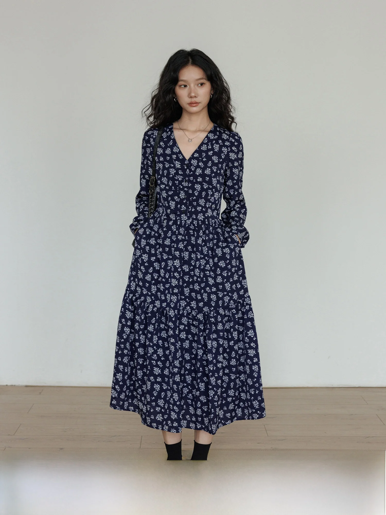 Vastand Spring New V-neck Long Sleeve Floral Print Women's Dress Retro Style High Waist A-line Skirt Polyester Fiber
Vastand Spring New V-neck Long Sleeve Floral Print Women's Dress Retro Style High Waist A-line Skirt Polyester Fiber