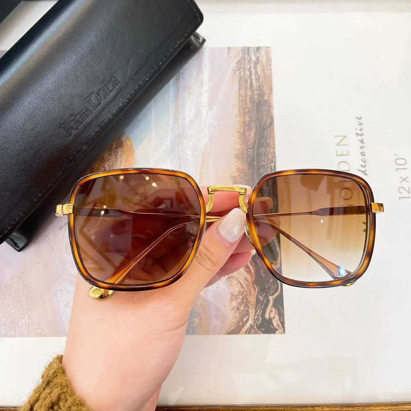 Original Top Quality Tortoise Frame Classic Luxury Men Eyewear UV400 Gradient CORE MARICH Women Unisex Sun Glasses John Dalia
Original Top Quality Tortoise Frame Classic Luxury Men Eyewear UV400 Gradient CORE MARICH Women Unisex Sun Glasses John Dalia