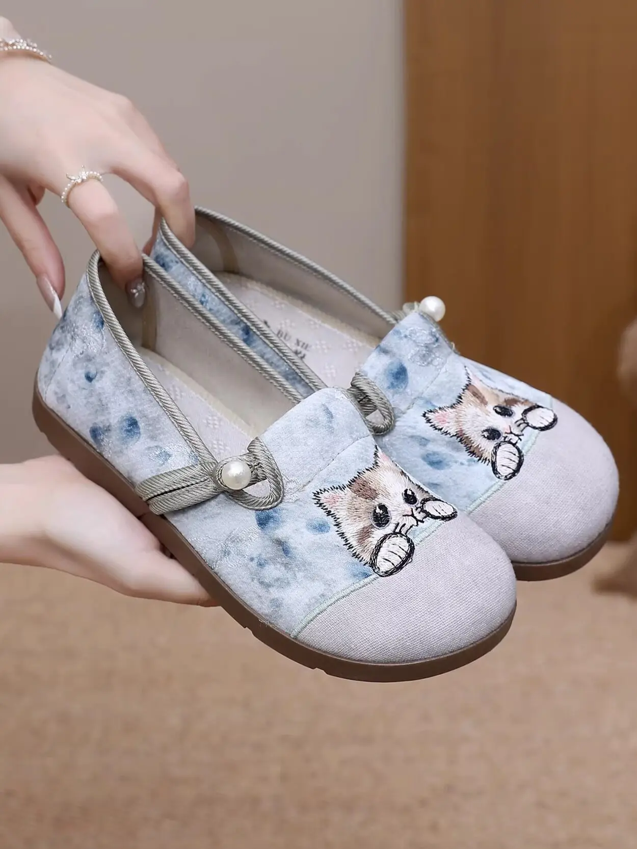 Spring New Old Beijing Cloth Shoe Women's Cartoon Embroidered Cat Shoes Flat Sole Versatile Casual Shoes Breathable Single Shoe
Spring New Old Beijing Cloth Shoe Women's Cartoon Embroidered Cat Shoes Flat Sole Versatile Casual Shoes Breathable Single Shoe
