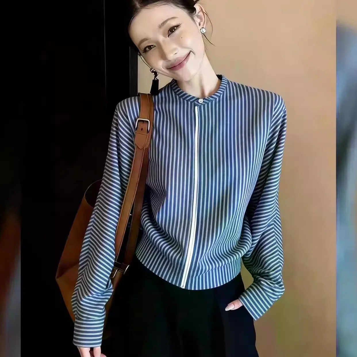 Chao Level Recommendation! Korean Style Short Blue Striped Shirt Women's Spring Fashion High-End Feeling Top Button Placket
Chao Level Recommendation! Korean Style Short Blue Striped Shirt Women's Spring Fashion High-End Feeling Top Button Placket