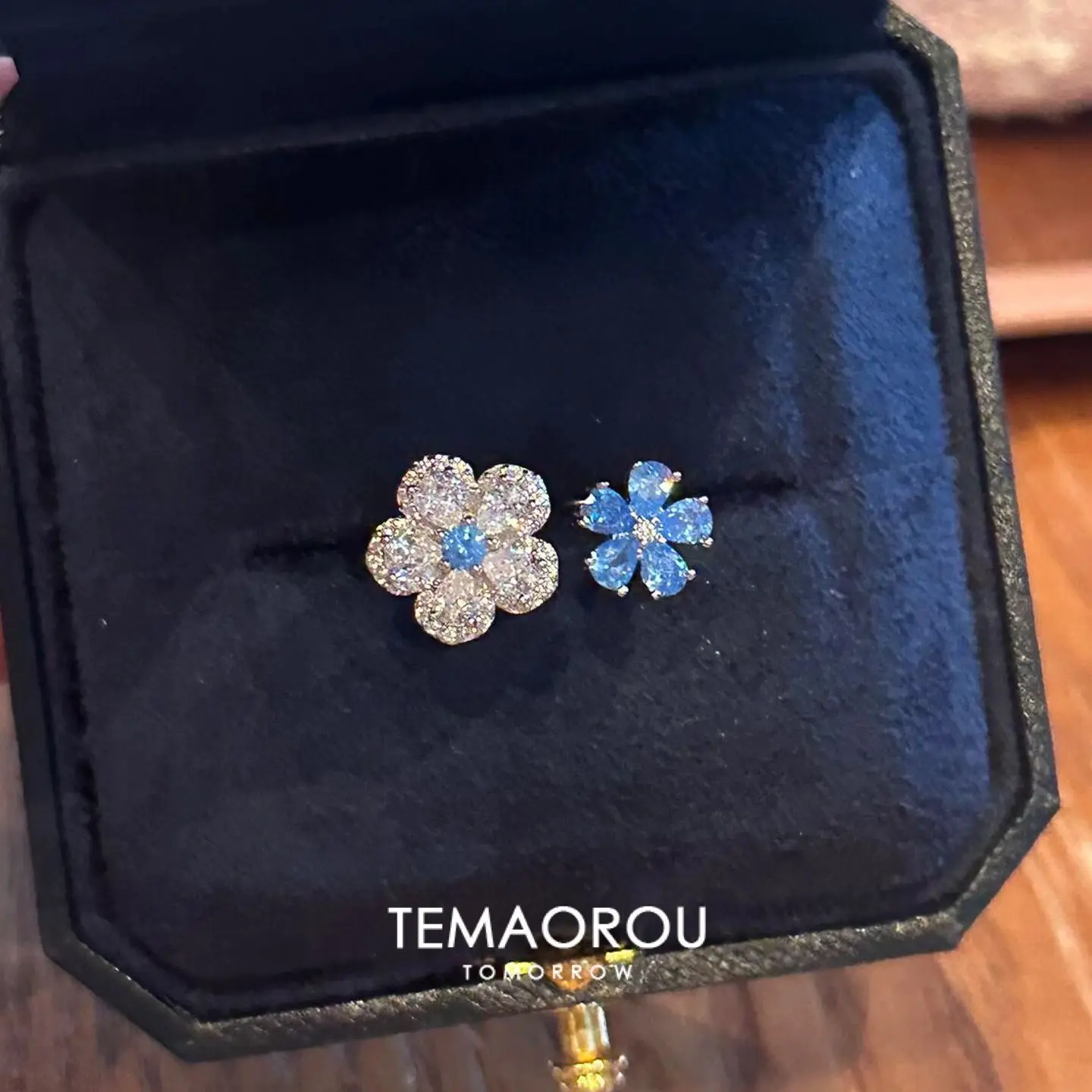 Exquisite sparkling double-colored flower full diamond silver ring 2025 new hot style open ring does not fade
Exquisite sparkling double-colored flower full diamond silver ring 2025 new hot style open ring does not fade