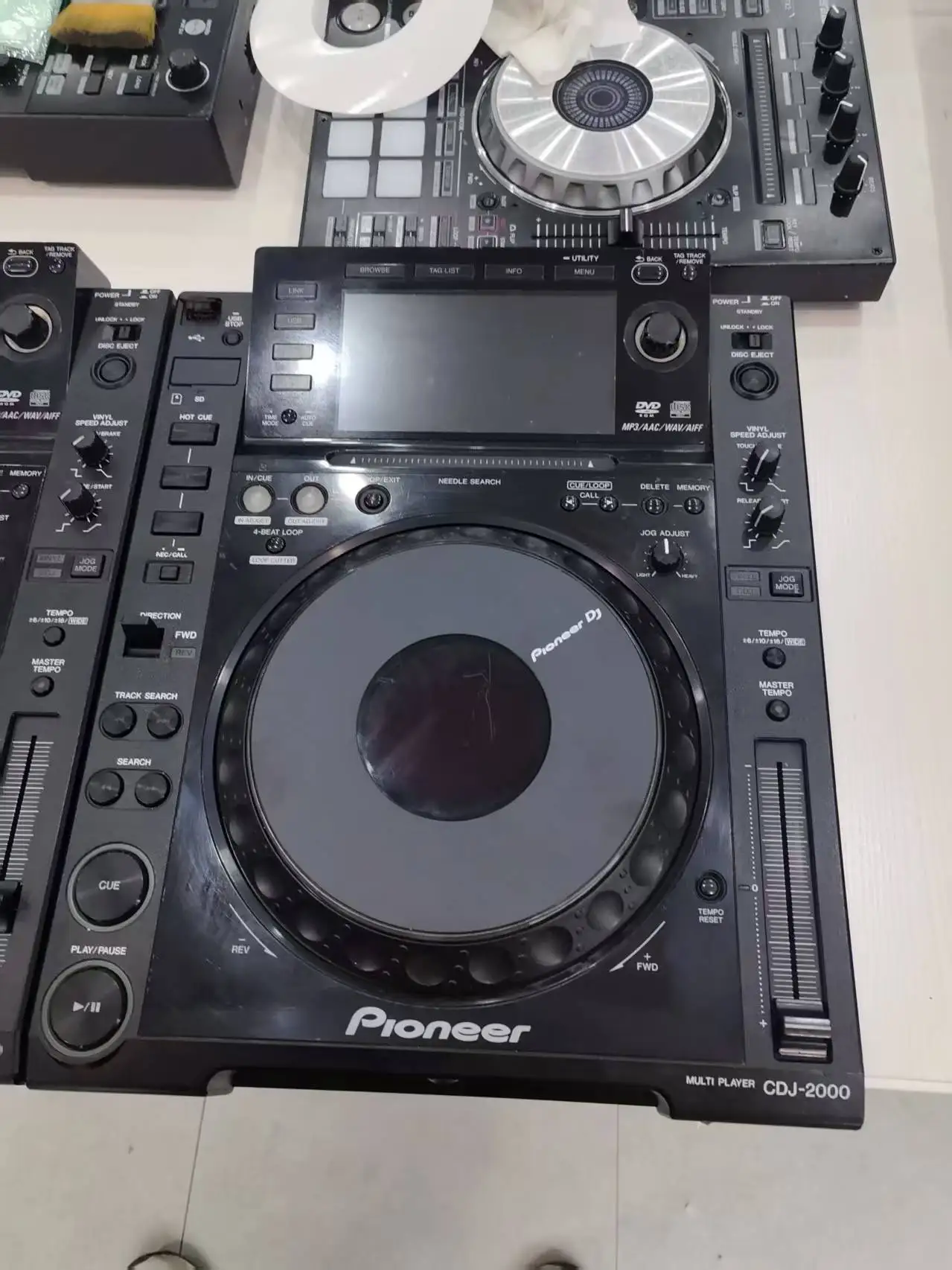 Hot Sale A Pair of pioneer CDJ 2000 Turntables Supporting CD/USB Turntables and Rekordbox Software.
Hot Sale A Pair of pioneer CDJ 2000 Turntables Supporting CD/USB Turntables and Rekordbox Software.
