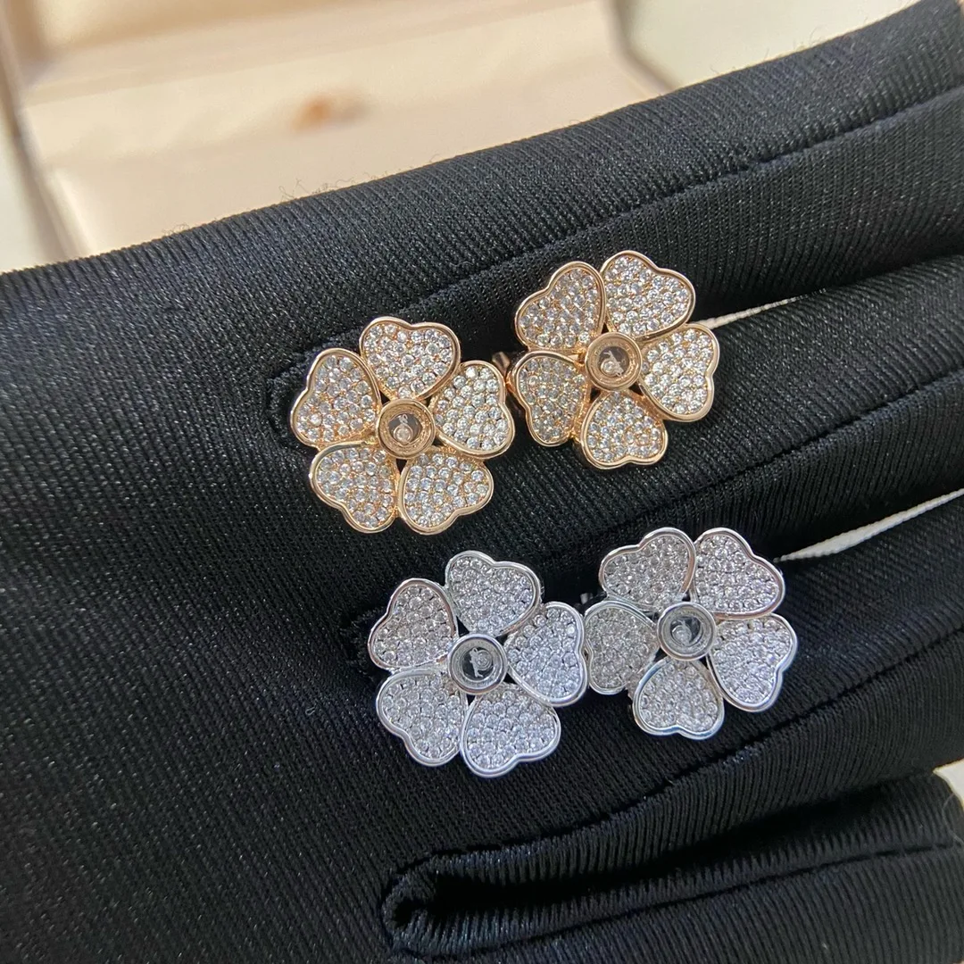 The 2025 new Xiao Family Full Diamond five-heart ear stud earrings for women can be slid and are versatile and fashionable. They
The 2025 new Xiao Family Full Diamond five-heart ear stud earrings for women can be slid and are versatile and fashionable. They