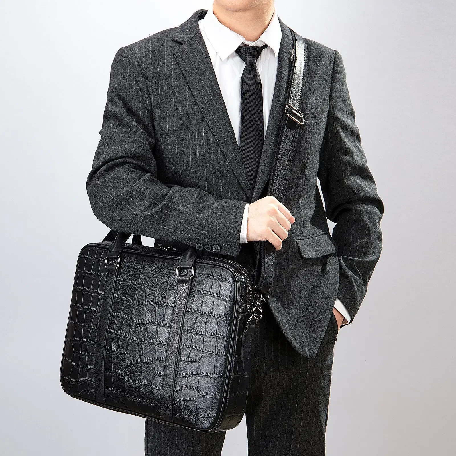 New Luxury Alligator Cowhide Genuine Leather Business Men's Briefcase Male Shoulder Bag Men Messenger Laptop Computer Bags
New Luxury Alligator Cowhide Genuine Leather Business Men's Briefcase Male Shoulder Bag Men Messenger Laptop Computer Bags
