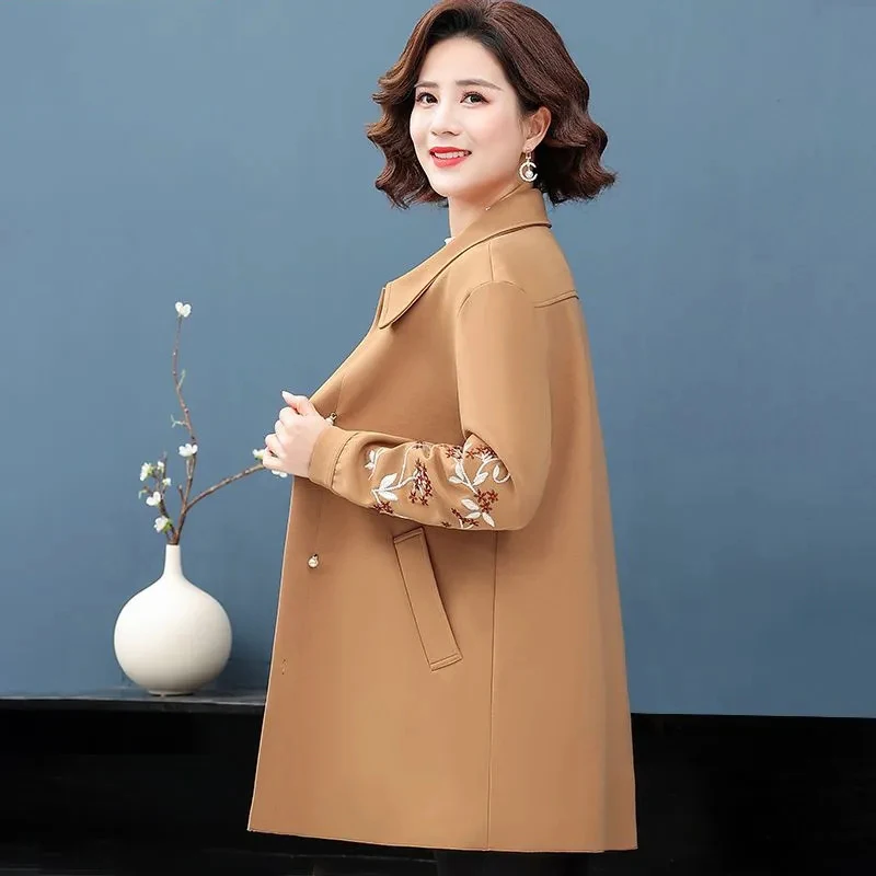 Mom Windbreaker Coat Women 2025 New Spring Autumn Embroidery Trench Jacket High-End Middle-Aged Outwear Female Pocket Outer Coat
Mom Windbreaker Coat Women 2025 New Spring Autumn Embroidery Trench Jacket High-End Middle-Aged Outwear Female Pocket Outer Coat