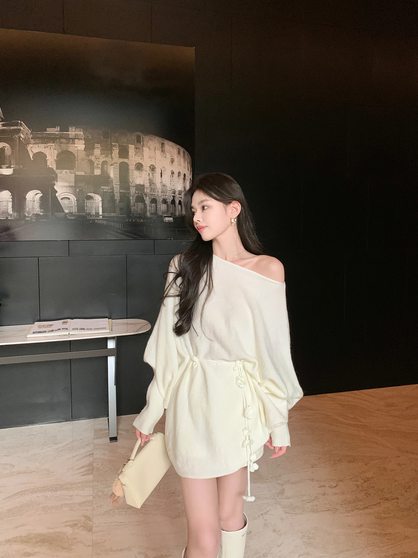 Женский зимний длинный свободный шерстяной вязаный свитер ByYou с открытыми плечами, белый трикотажный топ для женщин
Женский зимний длинный свободный шерстяной вязаный свитер ByYou с открытыми плечами, белый трикотажный топ для женщин