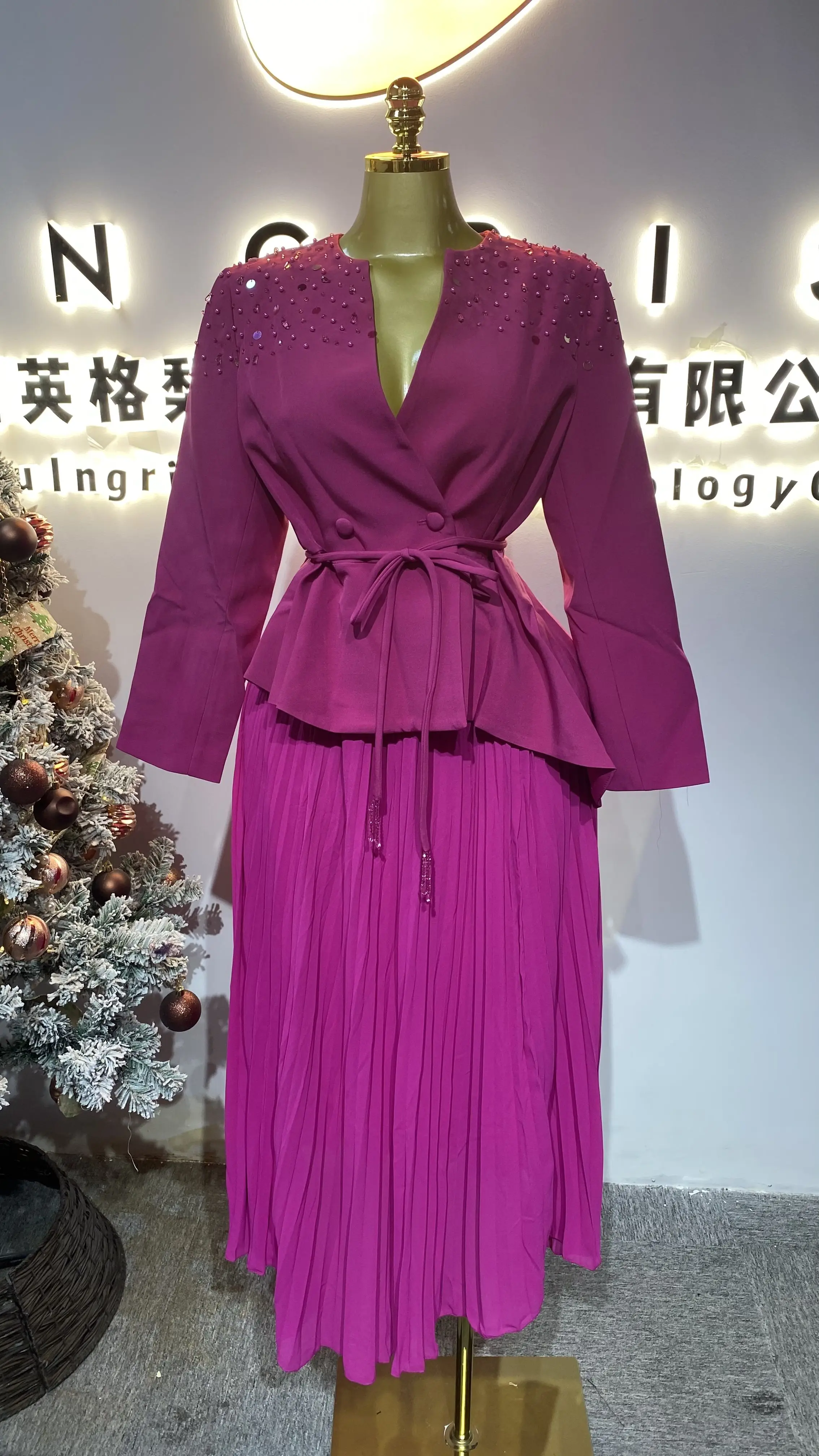 Women's elegant solid color chiffon long pleated A-line dress for autumn, with thin straps.-GZXX750
Women's elegant solid color chiffon long pleated A-line dress for autumn, with thin straps.-GZXX750