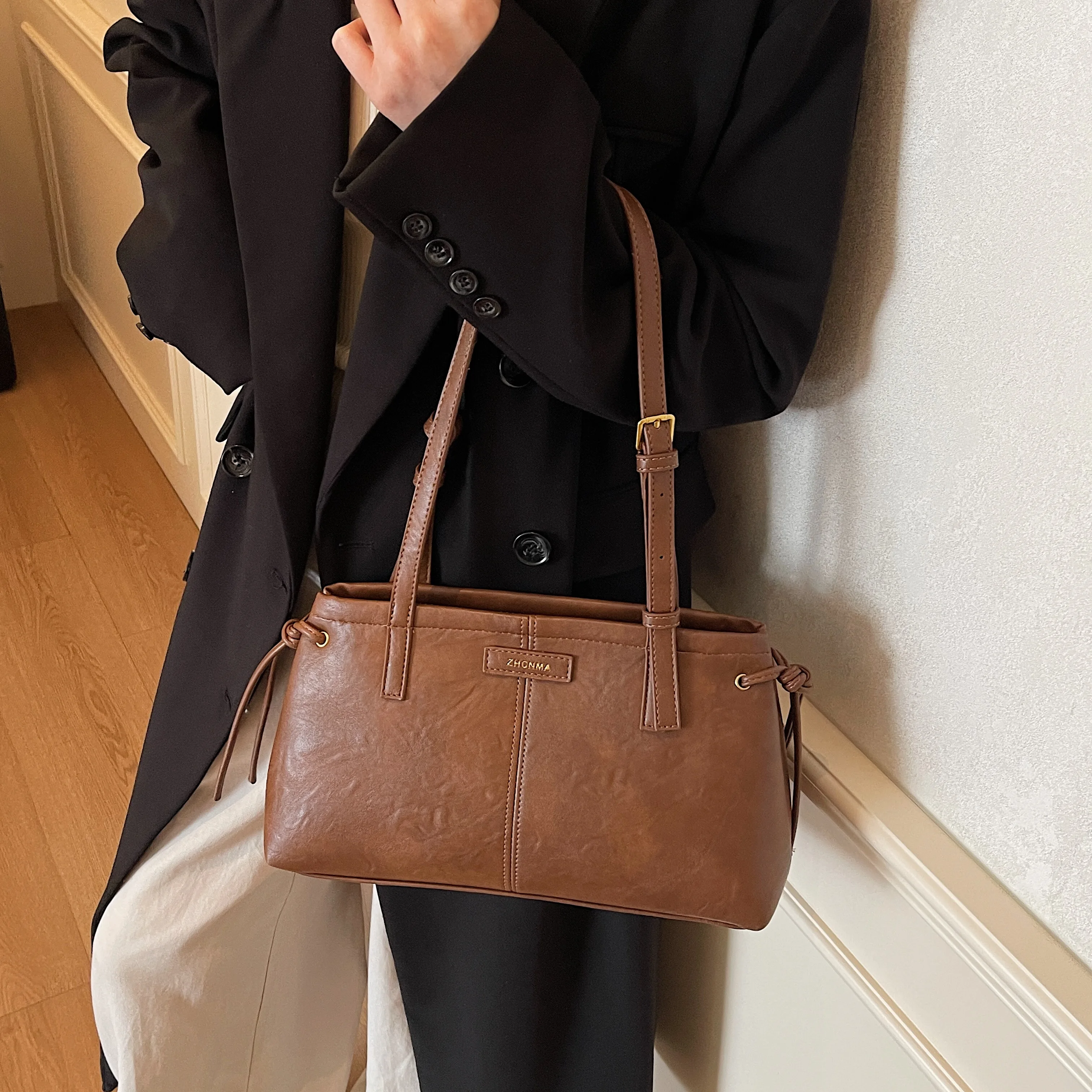 Small PU Leather Tote Bag for Women Square Shoulder Bags 2025 Designer Luxury Brand Solid Color Handbags and Purses
Small PU Leather Tote Bag for Women Square Shoulder Bags 2025 Designer Luxury Brand Solid Color Handbags and Purses