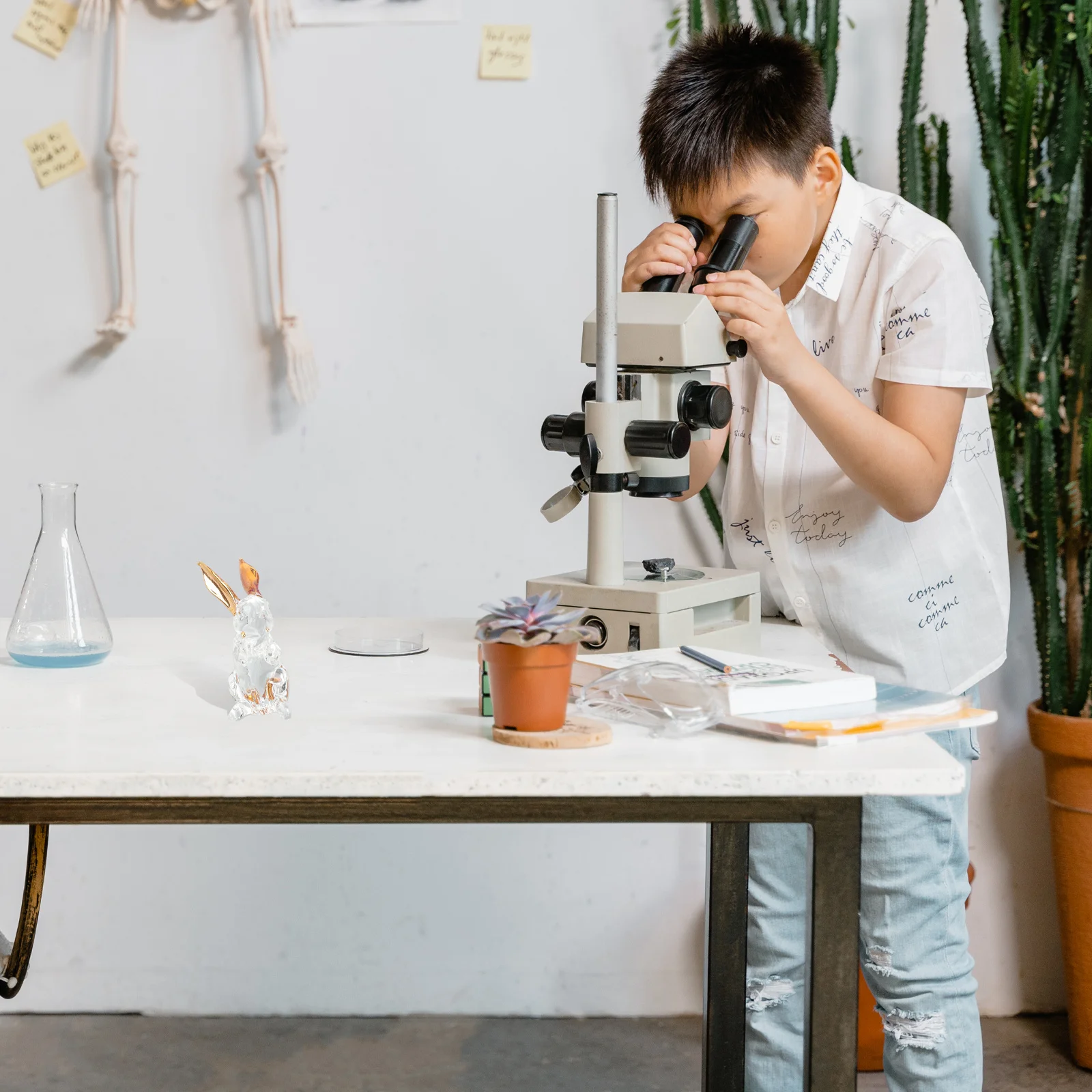 Gold Plated Rabbit Sculpture Fine Craftsmanship Bunny Decor for Living Room Office Desk Charming Glass Animal Ornament Gift Idea
Gold Plated Rabbit Sculpture Fine Craftsmanship Bunny Decor for Living Room Office Desk Charming Glass Animal Ornament Gift Idea