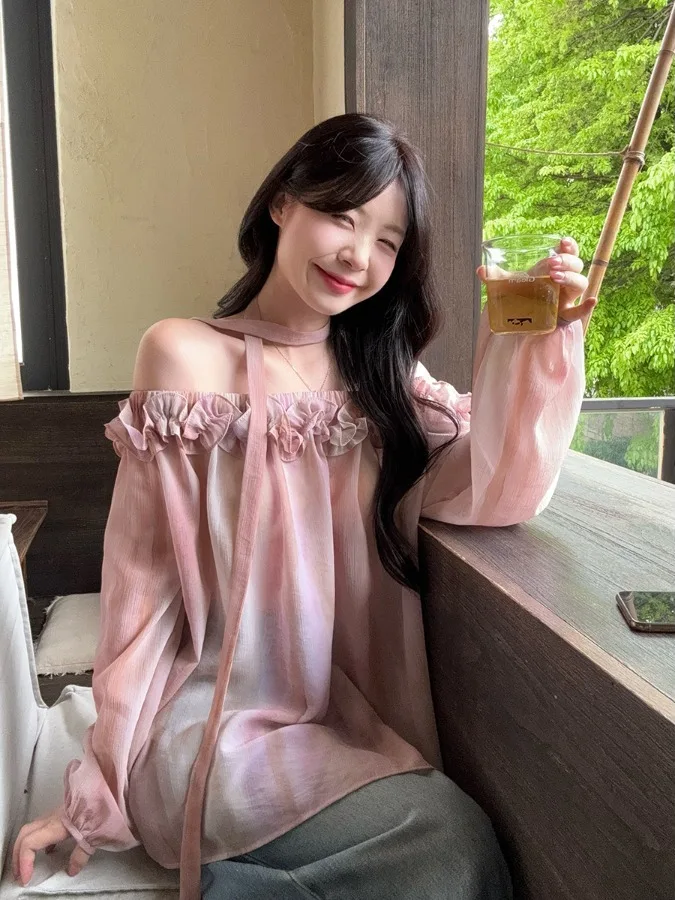 plus Size Floral Lace Trim Shoulder Shirt Loose Fit Long Sleeve Gentle Style Women's Summer New Arrival Inner Wear Top
plus Size Floral Lace Trim Shoulder Shirt Loose Fit Long Sleeve Gentle Style Women's Summer New Arrival Inner Wear Top