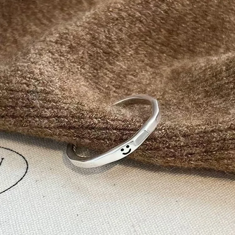 S925 pure silver smiling thin ring for women, indie style, versatile, irregular smiling face opening finger ring
S925 pure silver smiling thin ring for women, indie style, versatile, irregular smiling face opening finger ring