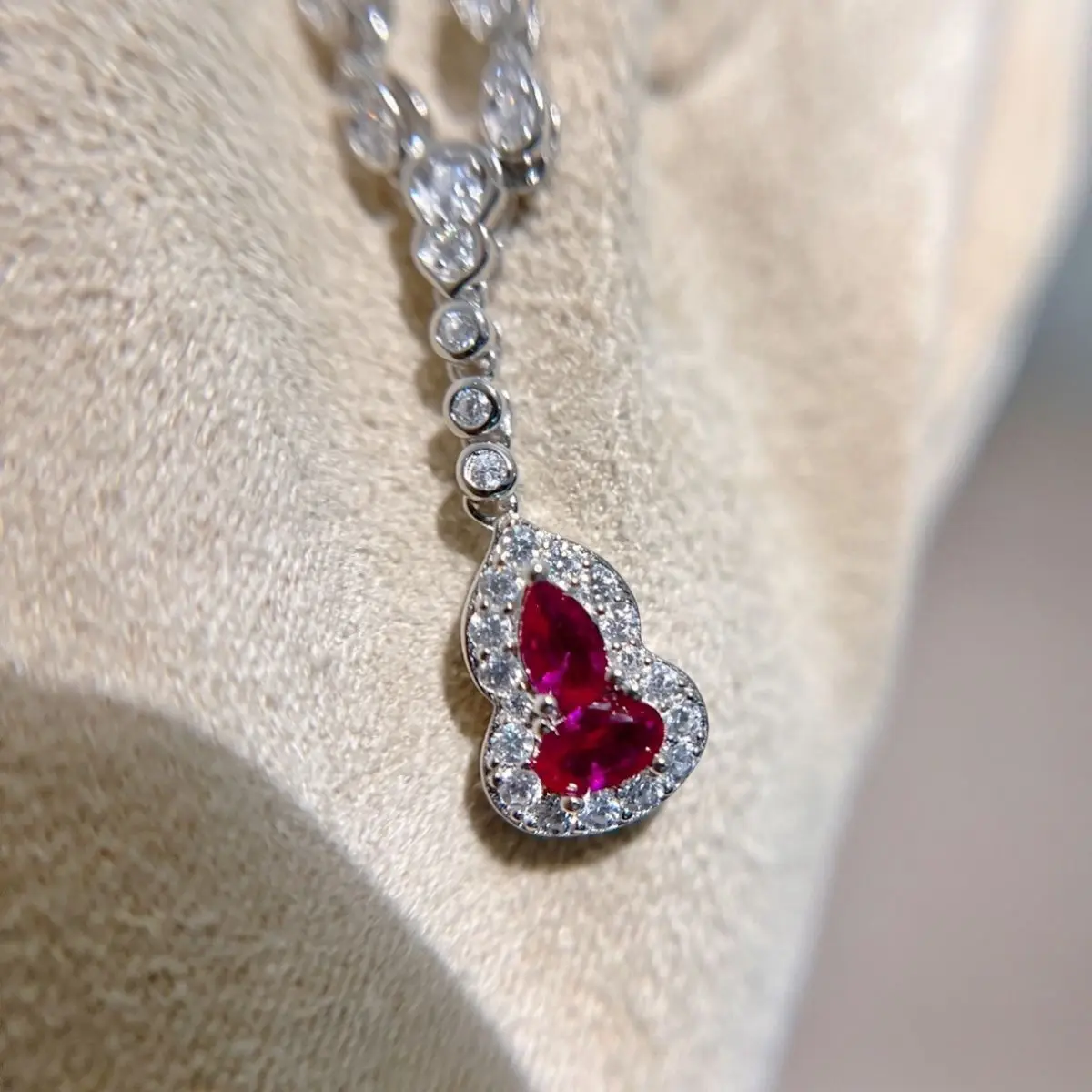 Creative idea Shiny and exquisite small gourd pendant silver 925 fashion full diamond red gemstone necklace charms jewelry gifts
Creative idea Shiny and exquisite small gourd pendant silver 925 fashion full diamond red gemstone necklace charms jewelry gifts