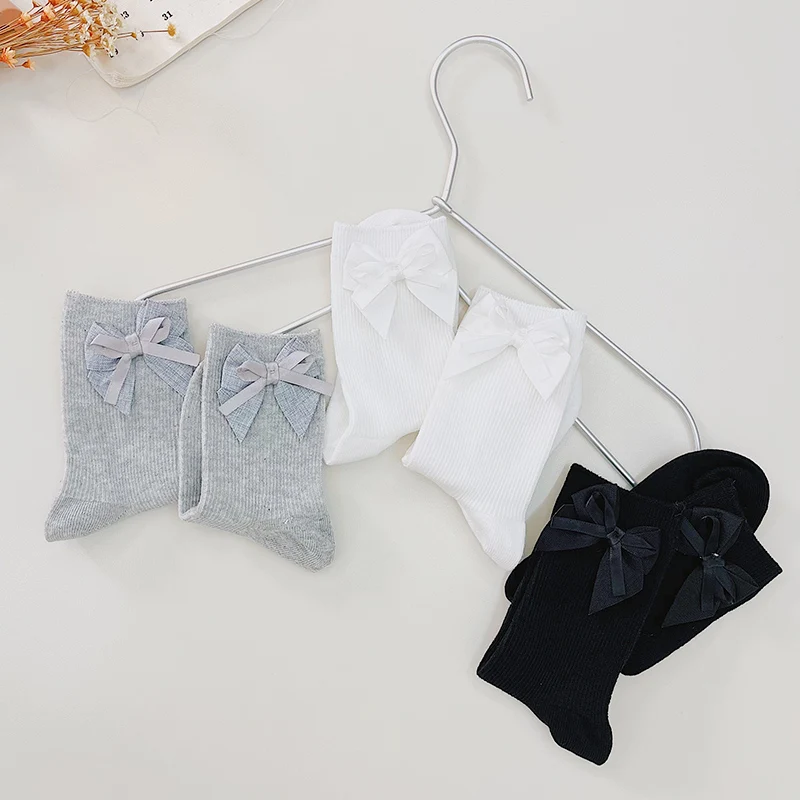 Three pairs of girls' autumn and spring Korean style soft and comfortable mid-calf socks with a bow tie
Three pairs of girls' autumn and spring Korean style soft and comfortable mid-calf socks with a bow tie