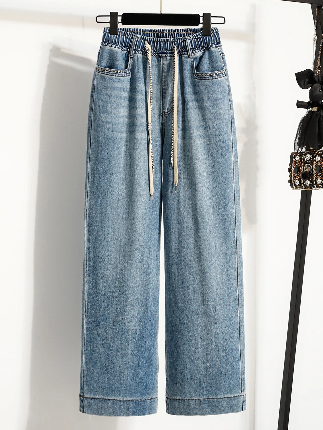 Весна 2026: Модные универсальные джинсы-клеш с эффектом похудения, широкими штанинами и эластичным поясом на шнурке, больших размеров, для женщин
Весна 2026: Модные универсальные джинсы-клеш с эффектом похудения, широкими штанинами и эластичным поясом на шнурке, больших размеров, для женщин