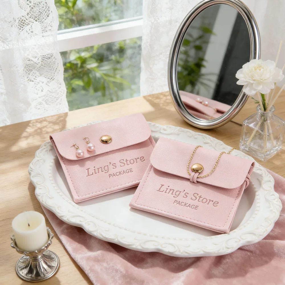 Custom Logo 8x8cm Fashion PU Leather Jewelry Snap Bag Protable Envelope Gold Button Pouch for Ring Earring Necklace Organizer
Custom Logo 8x8cm Fashion PU Leather Jewelry Snap Bag Protable Envelope Gold Button Pouch for Ring Earring Necklace Organizer