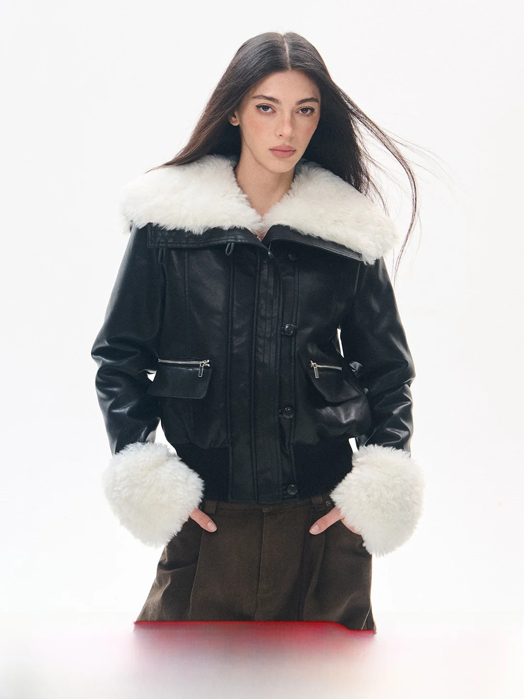 Зимнее пальто Goosfir Original Design для женщин: кожаная куртка с черным меховым воротником и карманами, повседневная, с утяжкой на талии
Зимнее пальто Goosfir Original Design для женщин: кожаная куртка с черным меховым воротником и карманами, повседневная, с утяжкой на талии