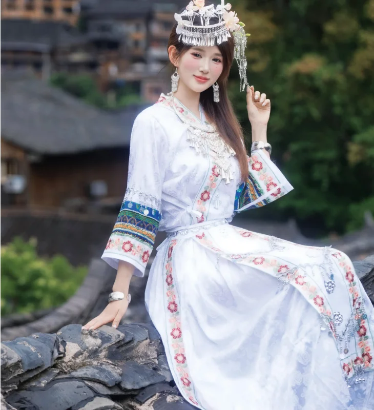 Китайская женская белая тонкая этническая одежда Гуйчжоу Хмонг
Китайская женская белая тонкая этническая одежда Гуйчжоу Хмонг