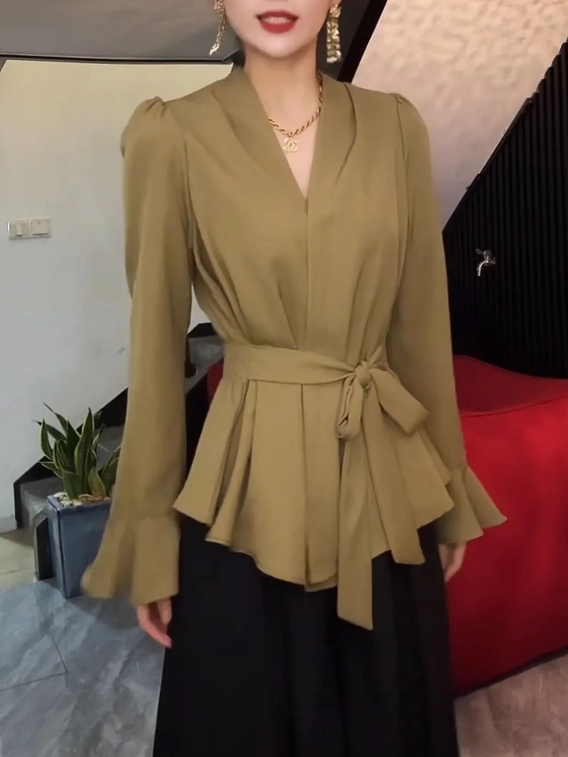 Ele V-Ne Belted Long Sve Women's irt Loose Fit Casual Sle Autumn 2025 New Lazy Faion Slimming Top
Ele V-Ne Belted Long Sve Women's irt Loose Fit Casual Sle Autumn 2025 New Lazy Faion Slimming Top