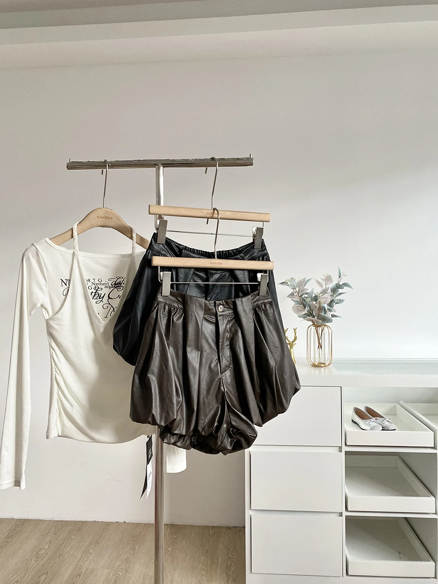 2025 Autumn New Style Korean Version Retro PU Flower Bud Shorts Women's Slimming Versatile High Waist Commute Pants
2025 Autumn New Style Korean Version Retro PU Flower Bud Shorts Women's Slimming Versatile High Waist Commute Pants