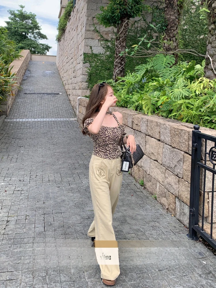 Прямые повседневные джинсы с высокой талией, женские летние модные брюки в стиле ретро, удобная посадка, однотонная застежка-молния
Прямые повседневные джинсы с высокой талией, женские летние модные брюки в стиле ретро, удобная посадка, однотонная застежка-молния