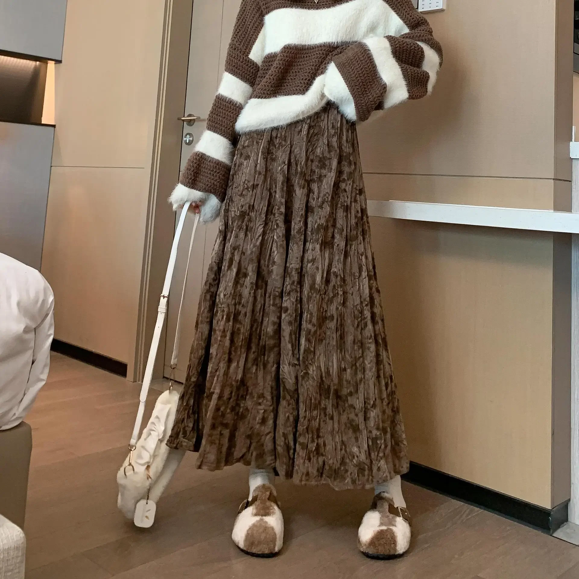 Miyake Retro Vintage Chinese Style Embossed Velvet Umbrella Skirts for Women Autumn Winter Elastic High Waist Long Maxi Skirt
Miyake Retro Vintage Chinese Style Embossed Velvet Umbrella Skirts for Women Autumn Winter Elastic High Waist Long Maxi Skirt