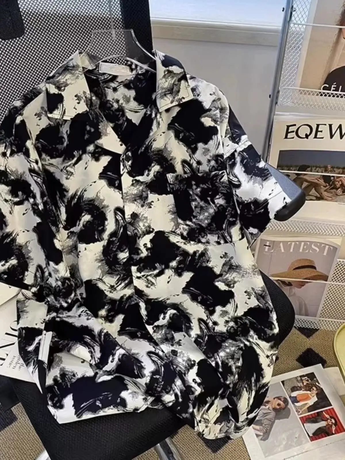 Мужская летняя свободная повседневная верхняя одежда из ледяного шелка, очень большого размера, 300 пу, в стиле американского слэш-дай (ти-дай) или с эффектом слэш-дай, с эффектом окрашивания, для лета
Мужская летняя свободная повседневная верхняя одежда из ледяного шелка, очень большого размера, 300 пу, в стиле американского слэш-дай (ти-дай) или с эффектом слэш-дай, с эффектом окрашивания, для лета