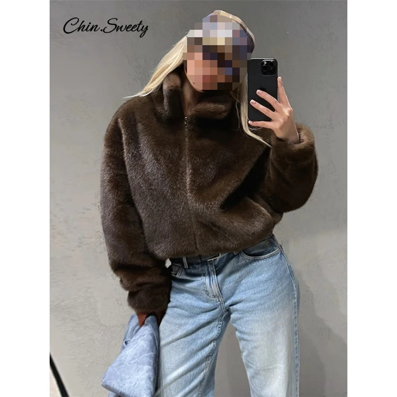 Женская зимняя куртка с воротником-стойкой из экологически чистого плюшевого меха
Женская зимняя куртка с воротником-стойкой из экологически чистого плюшевого меха