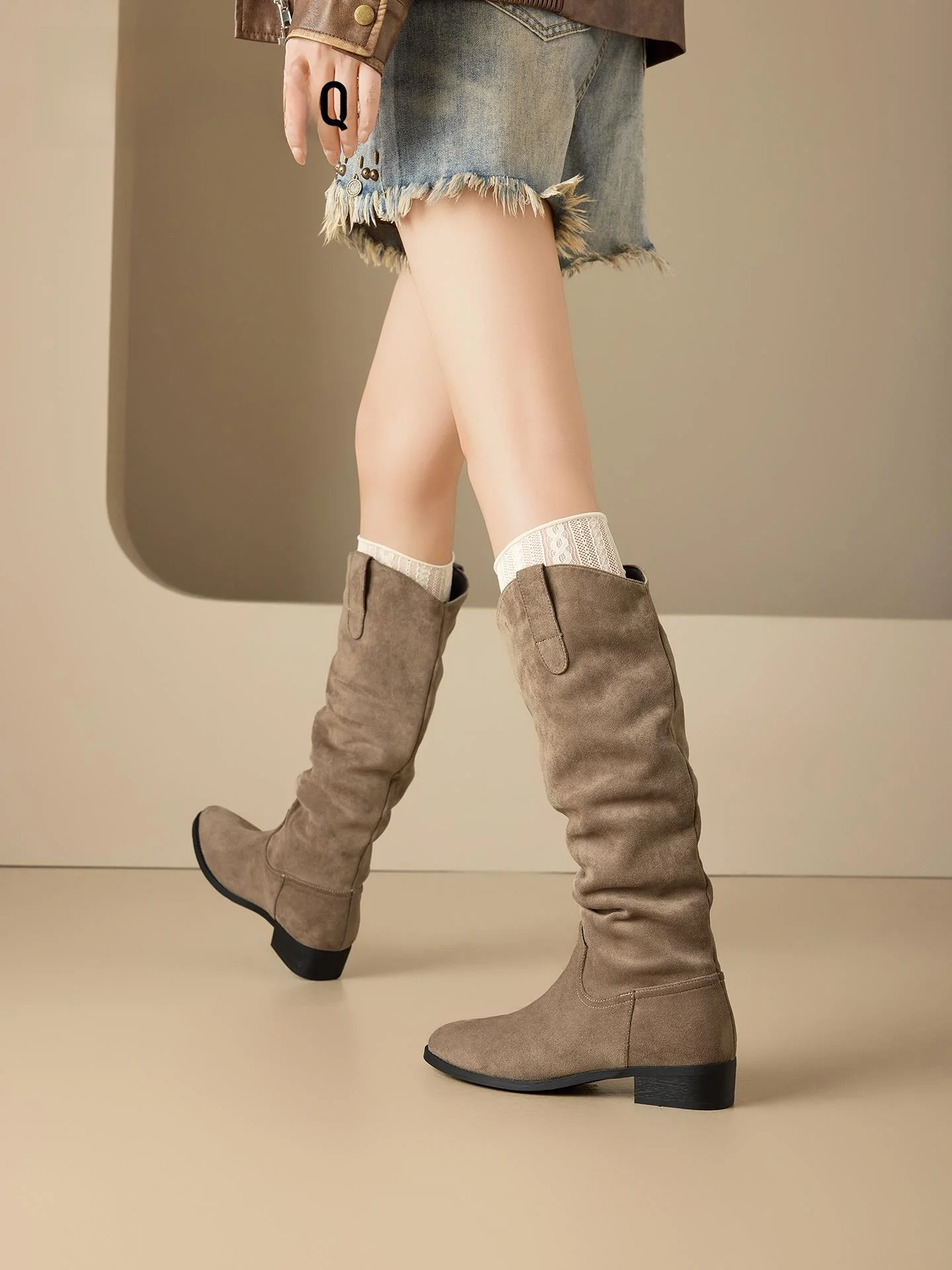 Женские высокие сапоги Exull: осенние, с бархатной поверхностью, на толстом каблуке, с острым носком и V-образным вырезом, модные высокие сапоги
Женские высокие сапоги Exull: осенние, с бархатной поверхностью, на толстом каблуке, с острым носком и V-образным вырезом, модные высокие сапоги