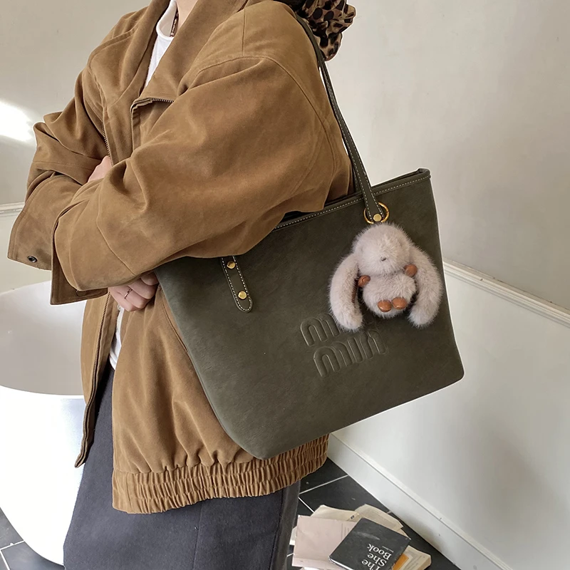 Высококачественная женская элегантная роскошная кожаная сумка на плечо, классическая дизайнерская сумка-тоут, идеально подходящая для повседневной городской модной одежды
Высококачественная женская элегантная роскошная кожаная сумка на плечо, классическая дизайнерская сумка-тоут, идеально подходящая для повседневной городской модной одежды