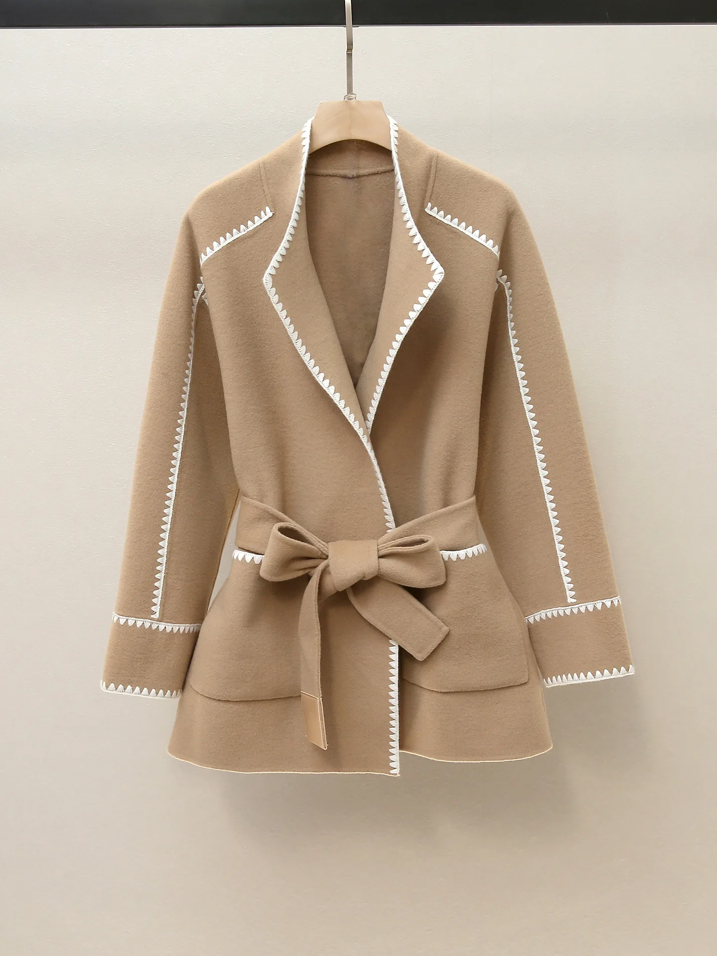 2025 Winter New Arrivals Women Crochet Edging Woolen Coat Lace-Up Loose Turn-Down Collar Cardigan Trench Coat
2025 Winter New Arrivals Women Crochet Edging Woolen Coat Lace-Up Loose Turn-Down Collar Cardigan Trench Coat