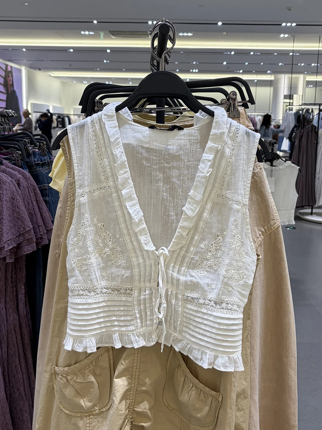 Sweet Pure Desire Style Women's Top V-neck Lace Trim Embroidered Sleeveless Vest Spring Summer New Arrival Short Length
Sweet Pure Desire Style Women's Top V-neck Lace Trim Embroidered Sleeveless Vest Spring Summer New Arrival Short Length