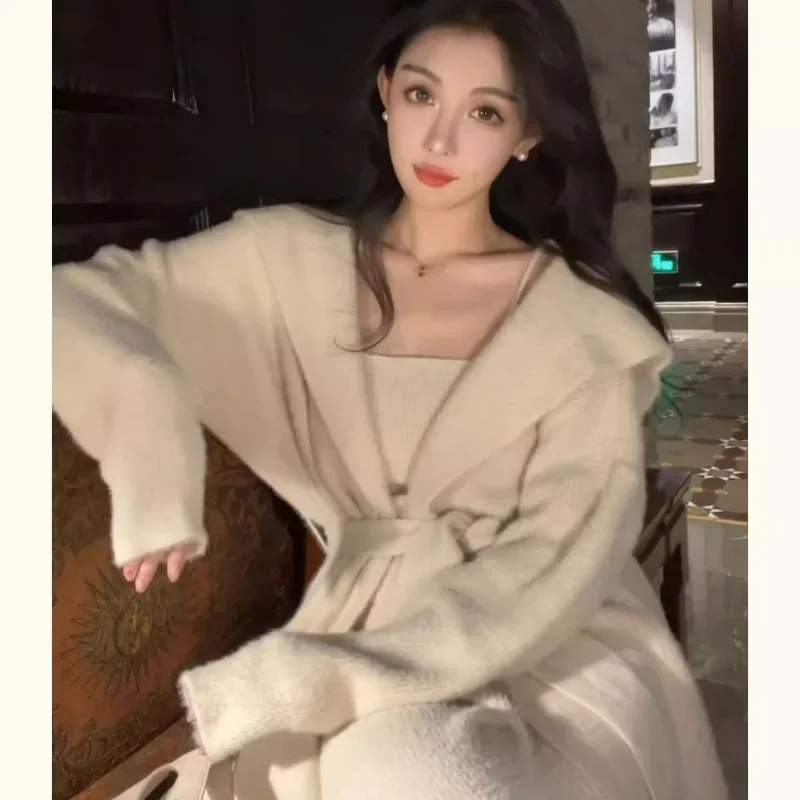 Korean Fashion White Sweaters 3 Piece Suit for Women 2024 Autumn New Knitted Short Top Elegant Loose Pants Set Female Clothing
Korean Fashion White Sweaters 3 Piece Suit for Women 2024 Autumn New Knitted Short Top Elegant Loose Pants Set Female Clothing