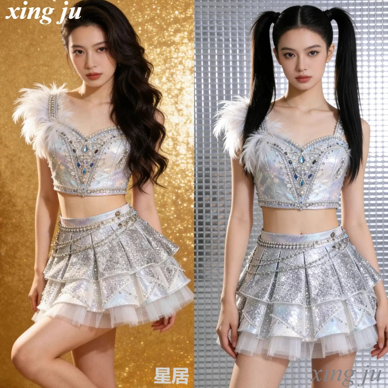 Xing Ju Singer Sexy Feather Diamond Short Sling Tops Silver Pleated Skirt Concert Jazz Dancer Costumes Women Kpop DJ Stage Wear
Xing Ju Singer Sexy Feather Diamond Short Sling Tops Silver Pleated Skirt Concert Jazz Dancer Costumes Women Kpop DJ Stage Wear