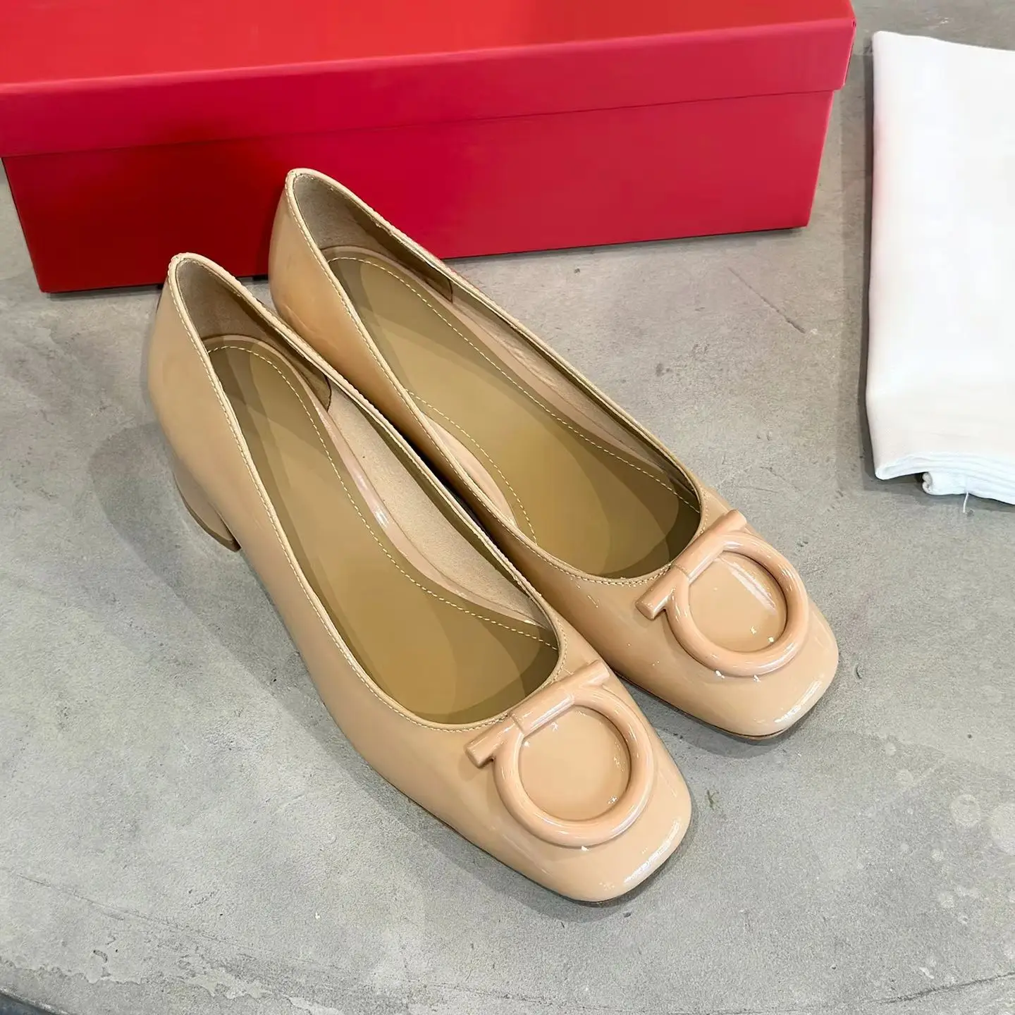 Новые кожаные повседневные туфли на низком каблуке с квадратным носком для женщин, кожаные туфли с круглыми пуговицами для офисной вечеринки
Новые кожаные повседневные туфли на низком каблуке с квадратным носком для женщин, кожаные туфли с круглыми пуговицами для офисной вечеринки