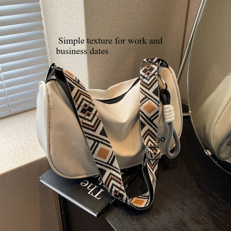 Повседневная и универсальная нишевая сумка для женщин. Новинка 2024, модная сумка через плечо с широким ремнем, легкая и простая одинарная сумка.
Повседневная и универсальная нишевая сумка для женщин. Новинка 2024, модная сумка через плечо с широким ремнем, легкая и простая одинарная сумка.