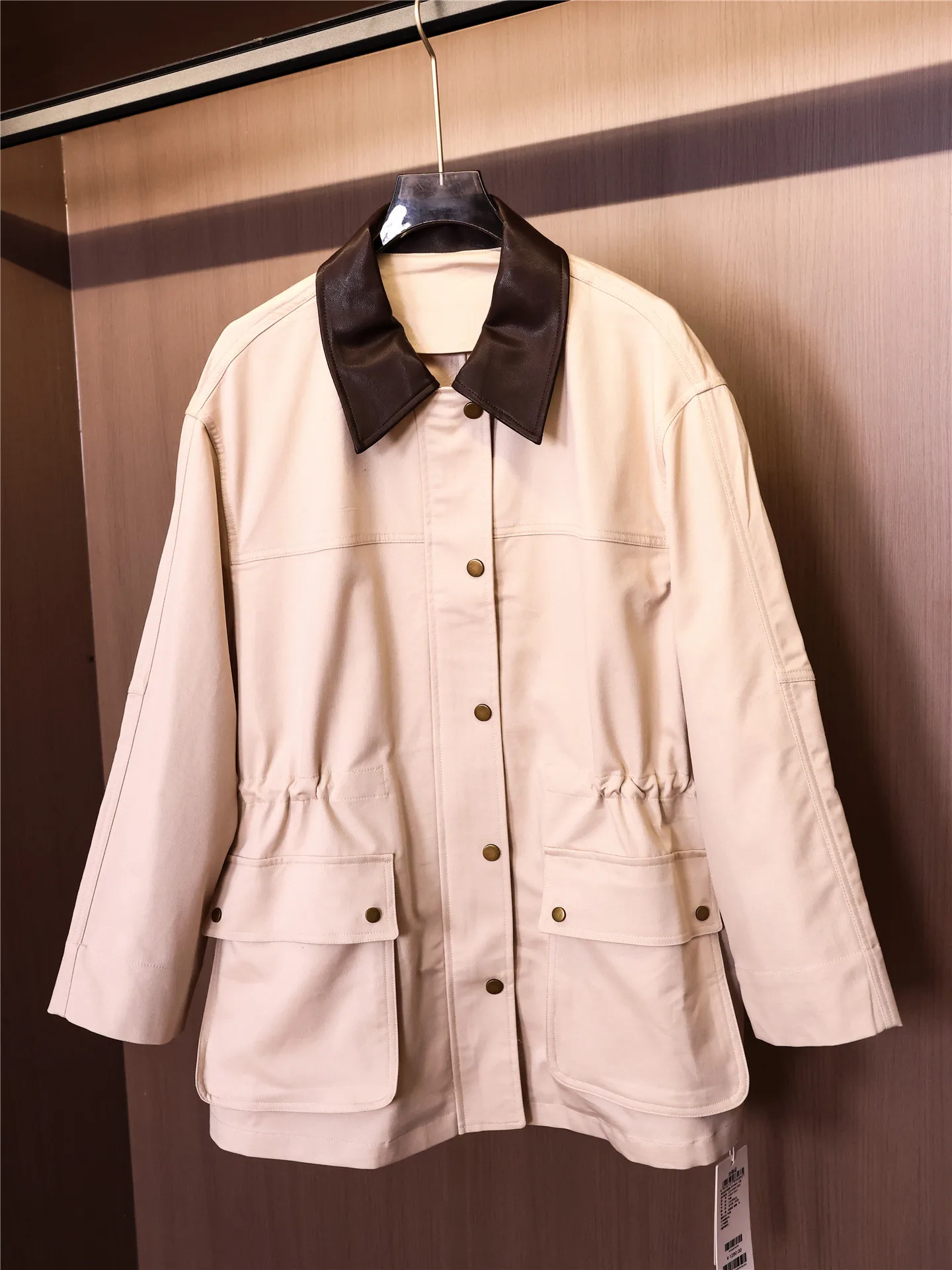Barn Fashion Color Block Leather Collar Long Sleeve Coat Large Pocket Mid-Length Women's Windbreaker Autumn New Style V649
Barn Fashion Color Block Leather Collar Long Sleeve Coat Large Pocket Mid-Length Women's Windbreaker Autumn New Style V649