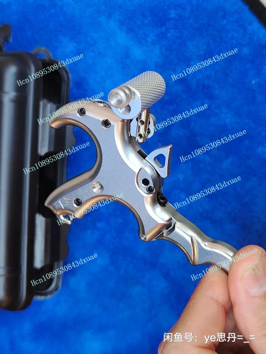 The New American Stan Composite Bow and Arrow Spreader Has A Metal Three-four-finger Grip on The Top and A Replica with A Lock.
The New American Stan Composite Bow and Arrow Spreader Has A Metal Three-four-finger Grip on The Top and A Replica with A Lock.