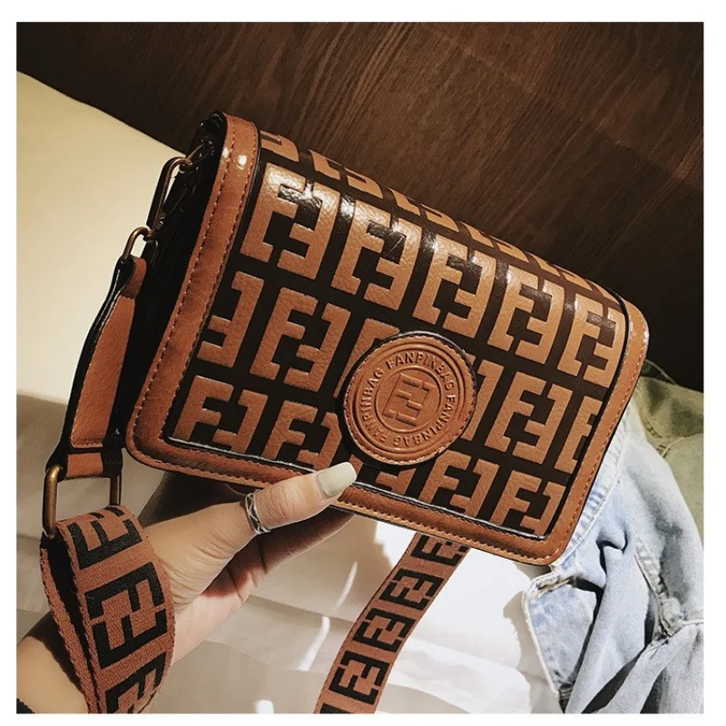 Холщовая цилиндрическая женская сумка, новинка 2025, модная сумка Boston с ретро-принтом, роскошная сумка через плечо, сумка-подушка 
Холщовая цилиндрическая женская сумка, новинка 2025, модная сумка Boston с ретро-принтом, роскошная сумка через плечо, сумка-подушка