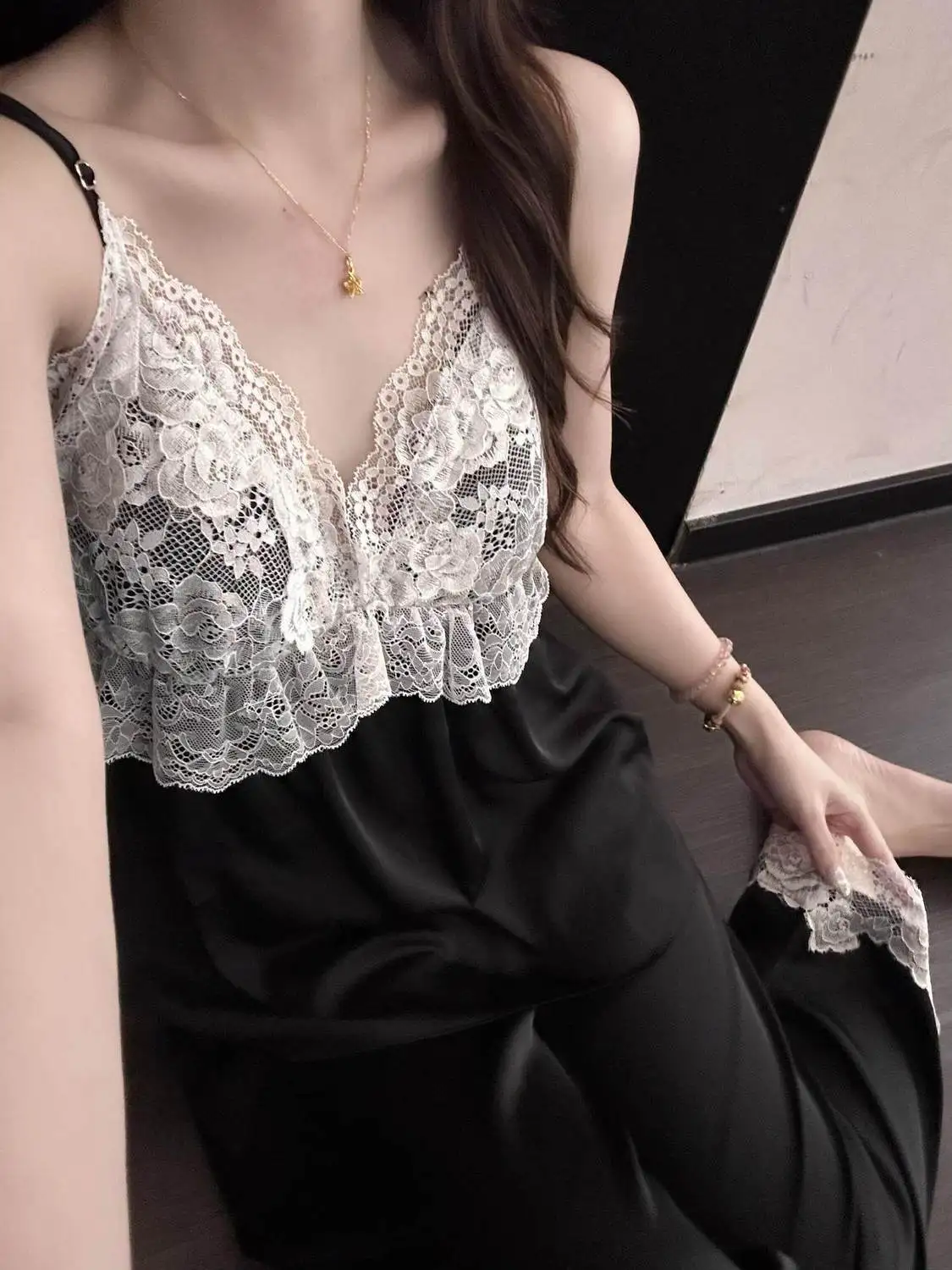 Lace Edge Suspender Chest Pad Pajamas Women's 2026 Summer New Ice Silk Trousers Loungewear Two-piece Set
Lace Edge Suspender Chest Pad Pajamas Women's 2026 Summer New Ice Silk Trousers Loungewear Two-piece Set