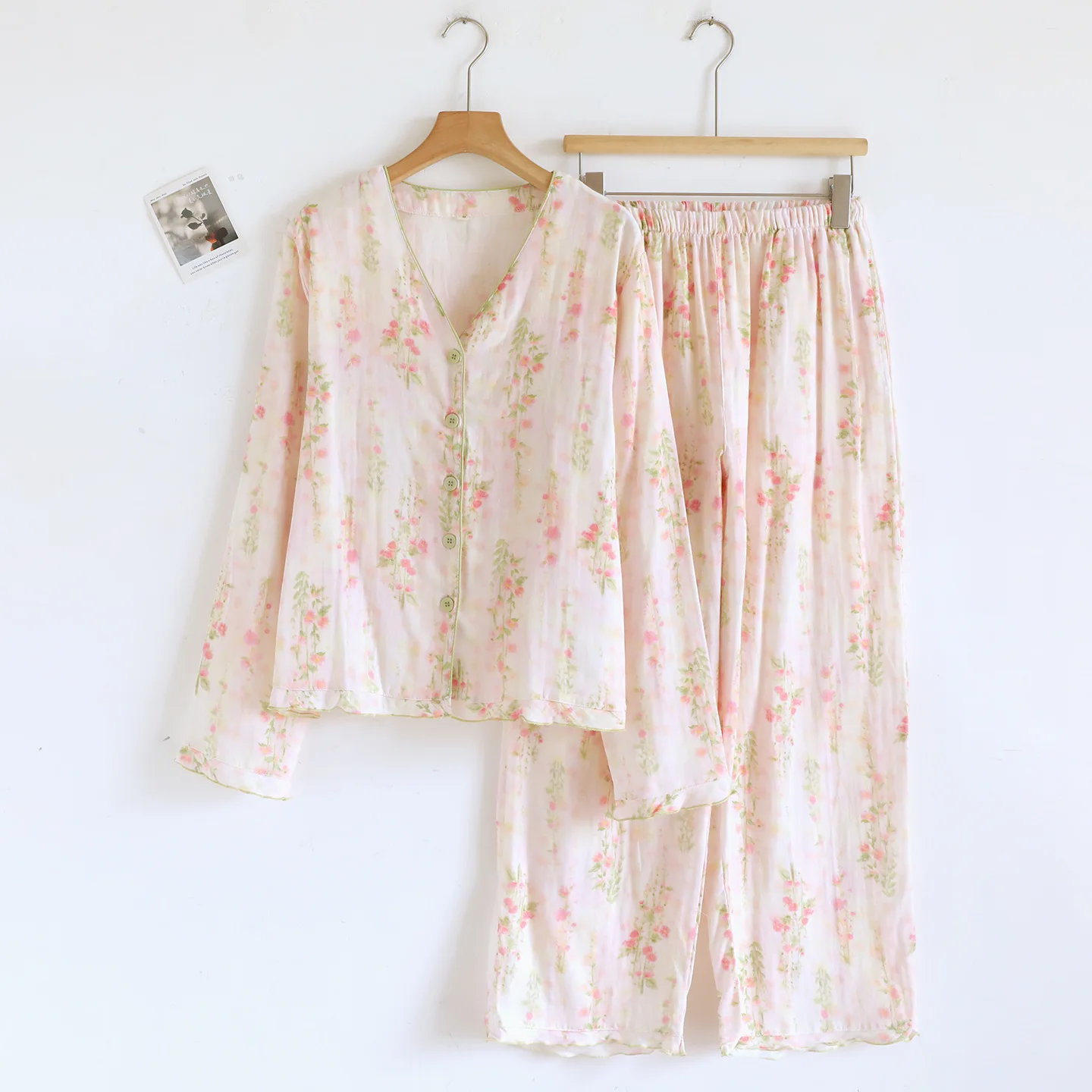 Fashion Floral Pajama Set Fresh V-neck Cardigan Home Clothes Comfortable Breathable Long Sleeve Long Pants Two Piece Set New
Fashion Floral Pajama Set Fresh V-neck Cardigan Home Clothes Comfortable Breathable Long Sleeve Long Pants Two Piece Set New